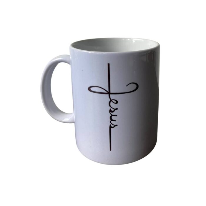 Mug en cerámica, capacidad 11 onzas, color blanco con texto color negro " JESÚS" en forma de cruz, mismo texto por las dos caras. Empaque caja de cartón individual color blanco, con medidas: 11 cm x 11 cm x 11 cm.