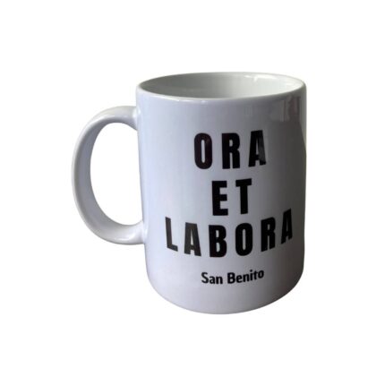 Mug en cerámica, capacidad 11 onzas, color blanco con texto color negro " Ora Et Labora" mismo texto por las dos caras. Empaque caja de cartón individual color blanco, con medidas: 11 cm x 11 cm x 11 cm.