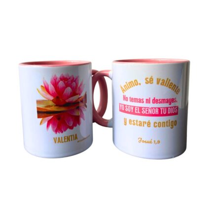 Mug en cerámica, capacidad 11 onzas, color rosado, con texto que invita a ser valientes y cita bíblica " Ánimo, sé valiente, no temas ni desmayes. Yo soy el Señor tu Dios y estaré contigo" ( Josué 1,9). Empaque caja de cartón individual color blanco, con medidas: 11 cm x 11 cm x 11 cm.