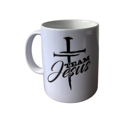 Mug en cerámica, capacidad 11 onzas, color blanco con texto color negro " Team Jesús" mismo texto por las dos caras. Empaque caja de cartón individual color blanco, con medidas: 11 cm x 11 cm x 11 cm.