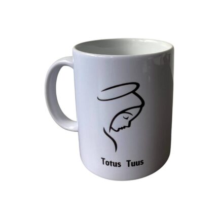 Mug en cerámica, capacidad 11 onzas, color blanco con texto color negro " Totus Tuus" y silueta color negro de la Virgen María. Mismo texto e imagen por las dos caras. Empaque caja de cartón individual color blanco, con medidas: 11 cm x 11 cm x 11 cm.