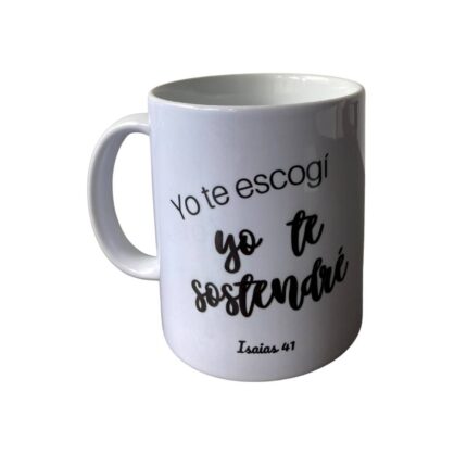 Mug en cerámica, capacidad 11 onzas, color blanco con texto color negro " Yo te escogí, yo te sostendré" mismo texto por las dos caras. Empaque caja de cartón individual color blanco, con medidas: 11 cm x 11 cm x 11 cm.