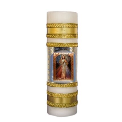 "Cirio línea dorada de 6 cm x 20 cm con imagen del Santo de su preferencia: Sagrado Corazón, San Miguel Arcángel, Virgen de la Medalla Milagrosa, Jesús Crucificado, Divino Niño Jesús y Divina Misericordia. Encender el cirio en casa es una de las tradiciones con que los católicos solemos hacer la oración para pedir por nuestras necesidades y por personas que atraviesan dificultades de salud, económicas o cualquier otra."